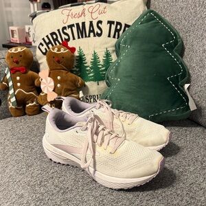 Brooks Women's Sneakers Revel 6 in Light Pink and White